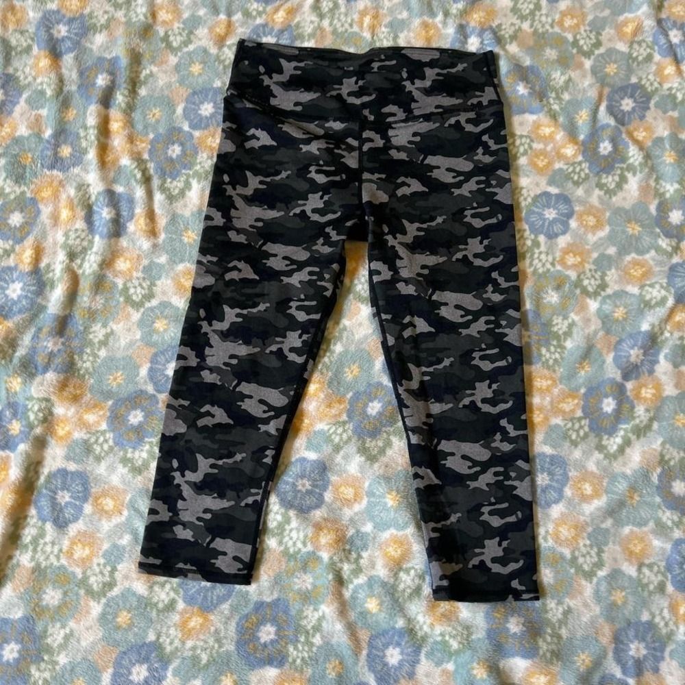 Fabletics navy green and grey camo leggings women's medium capri